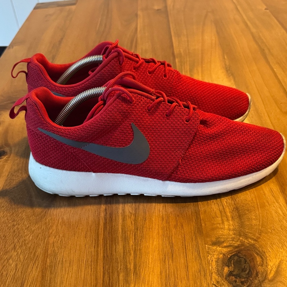 Men Nike roshe run red sz 9.5